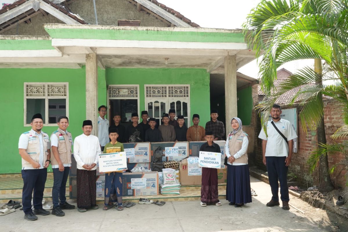 YBM PLN Pringsewu Salurkan Bantuan Pendidikan untuk 13 Santri Pondok Pesantren Miftahussalam yang Terdampak Kebakaran