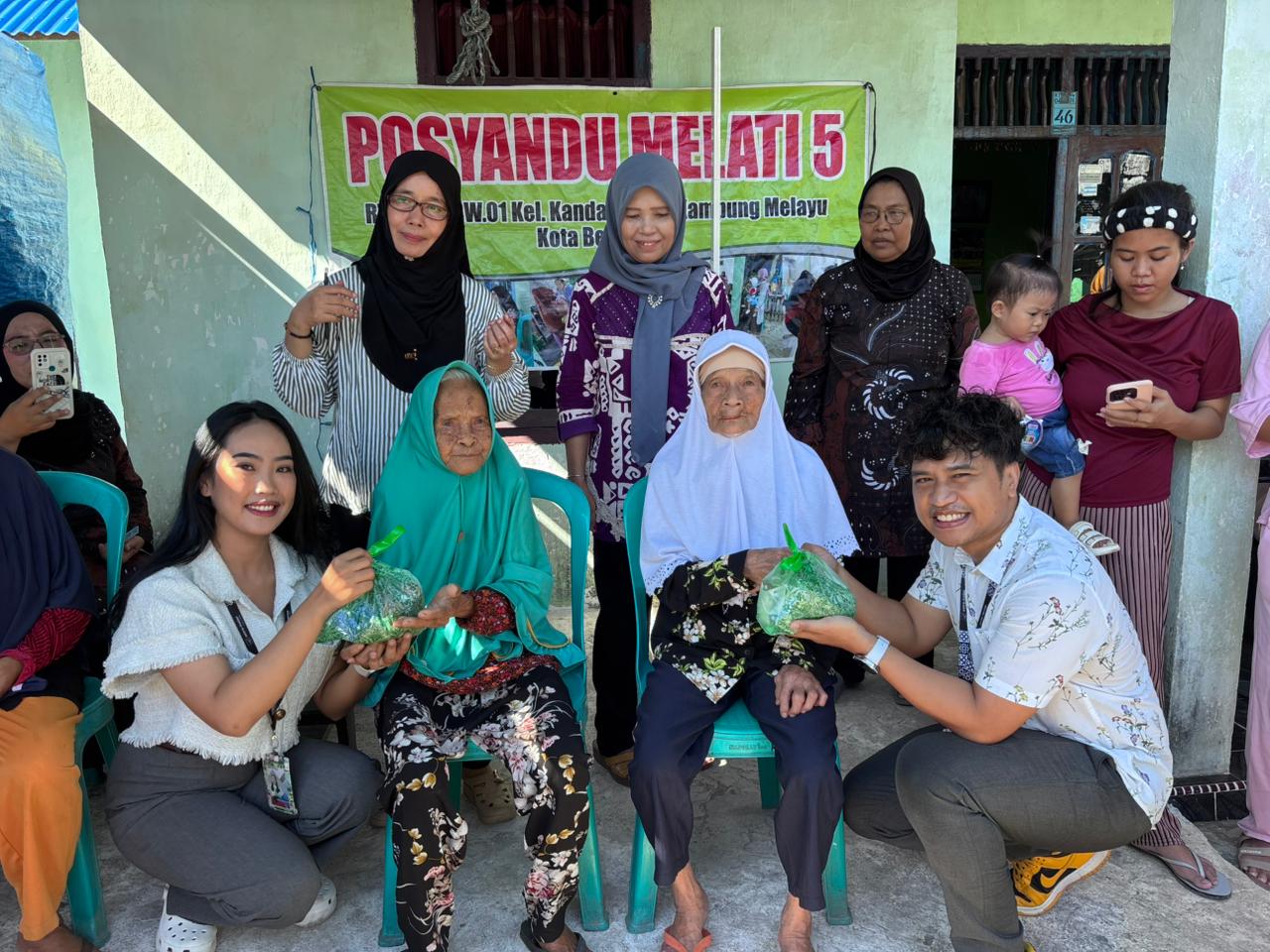 Astra Motor Bengkulu Salurkan 50 Paket Makanan Bergizi ke Posyandu di Kampung Melayu, Fokus pada Balita dan Lansia