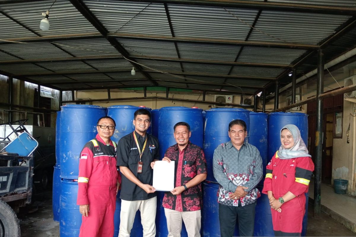 DLH Tanjung Jabung Barat Terima 80 Drum Plastik dari SKK Migas PetroChina untuk Atasi Sampah di Pemukiman Warga