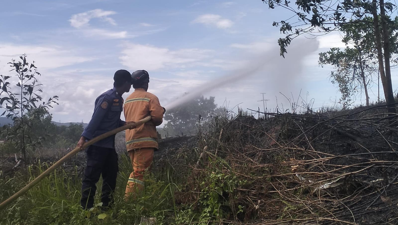 Damkar Kendari Padamkan Kebakaran Lahan di Belakang BTN Boulevard Regency, 3 Menit Laporan Langsung Bergerak