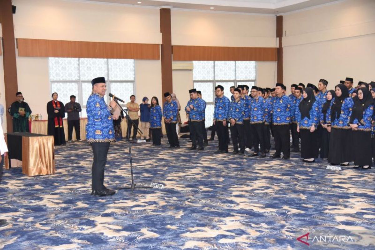Rektor UNG Lantik Pejabat Fungsional Dosen dan Tenaga Kependidikan, Ingatkan Integritas dan Kontribusi