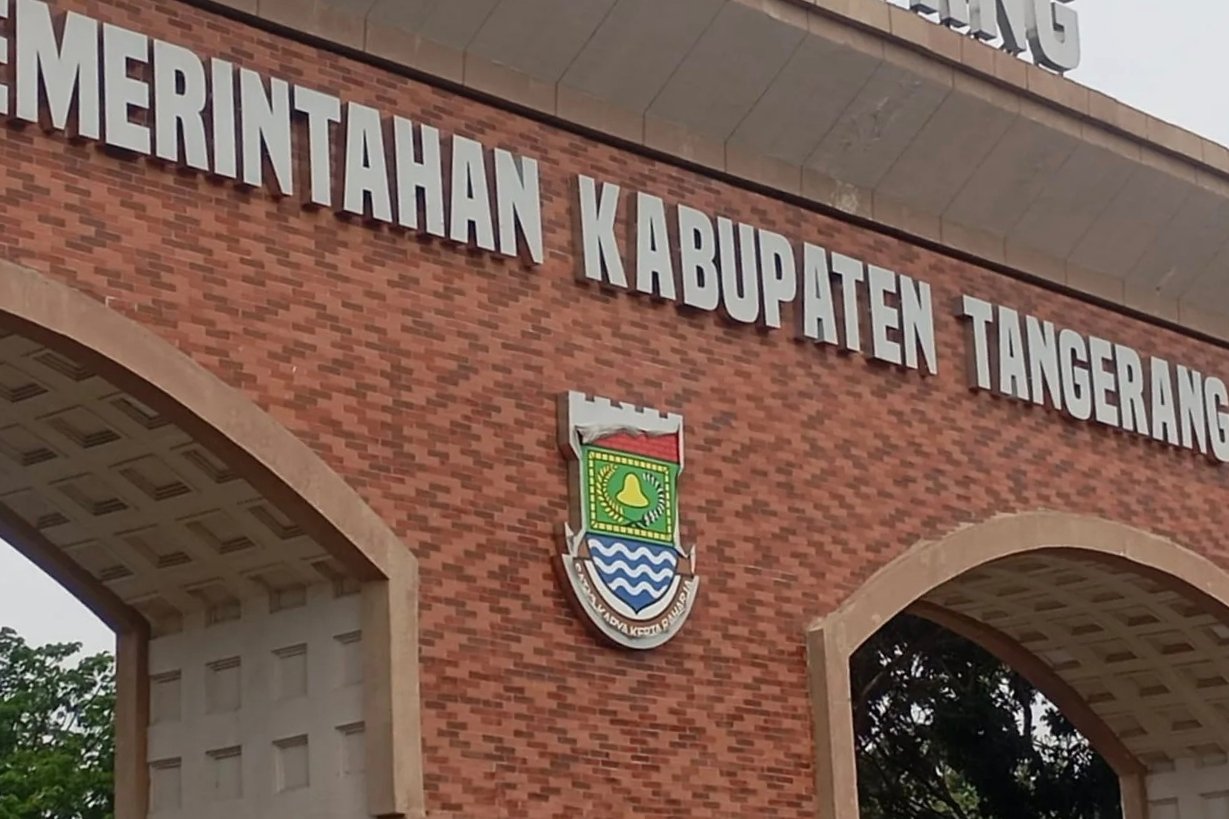 Logo Gapura Puspemkab Tangerang Rp 2,5 Miliar Mengelupas, DTRB: Cuaca Ekstrem Jadi Biang Kerok