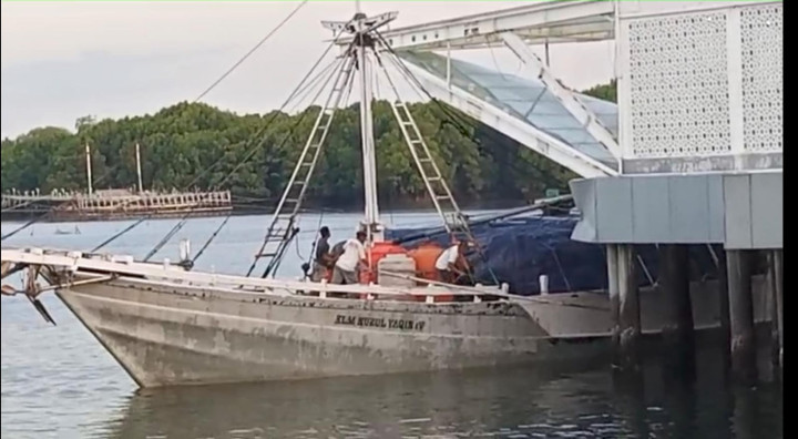 Kapal Nelayan KLM Nurul Yaqin IV Tabrak Ornamen Masjid Terapung di Loktuan Bontang, Begini Kondisinya