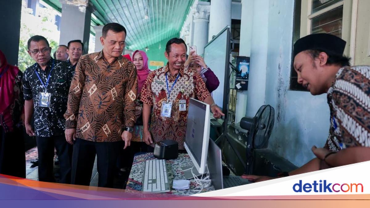 Gubernur Jateng Ahmad Luthfi Pastikan SPMB SMA/SMK 2026 Lancar, Petugas Bantu Atasi Kendala Aplikasi