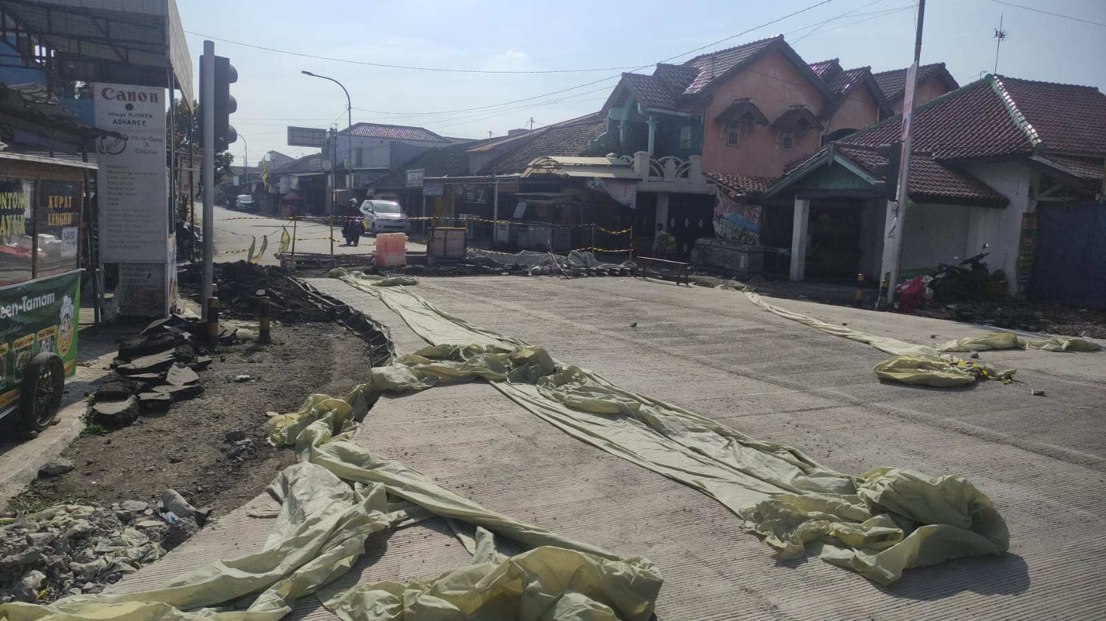 Perempatan Balamoa Tegal Ditutup Total Selama Tiga Hari, Pengendara Kelimpungan Cari Jalan Tikus Tanpa Petunjuk