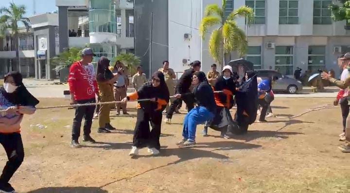 Srikandi BPBD Sulbar Kalahkan Tim Wanita Biro Barjas di Tarik Tambang HUT ke-81 RI, Kepala Pelaksana Sorot Kekompakan