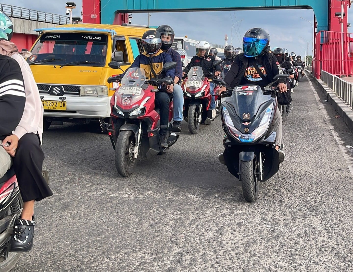 7 Tips #Cari_Aman Hadapi Jalan Berlubang dan Bergelombang di Musim Hujan, Edukasi Astra Motor Sumsel untuk Pengendara Motor