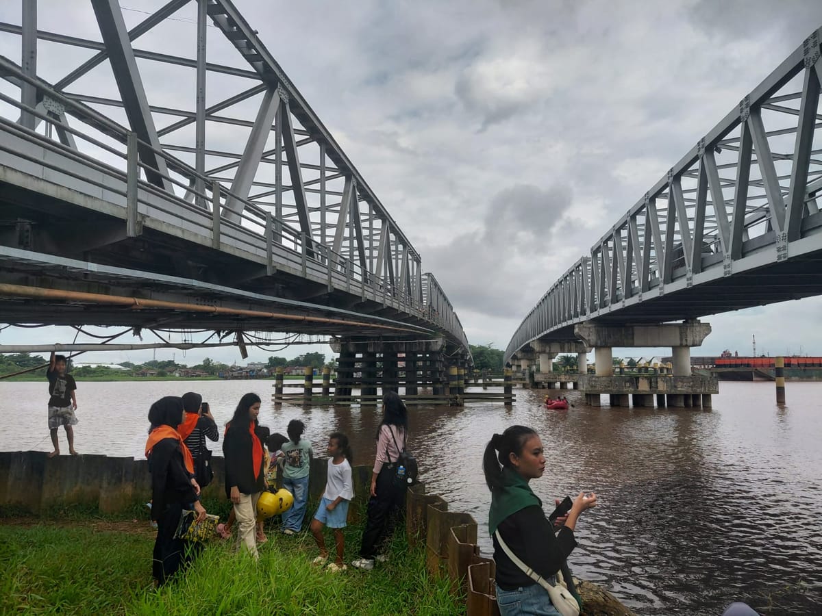 Aksi Bersih Sungai Landak oleh Mahasiswa Pecinta Alam di Pontianak, Polsek Utara dan Ditpolairud Kawal Ketat