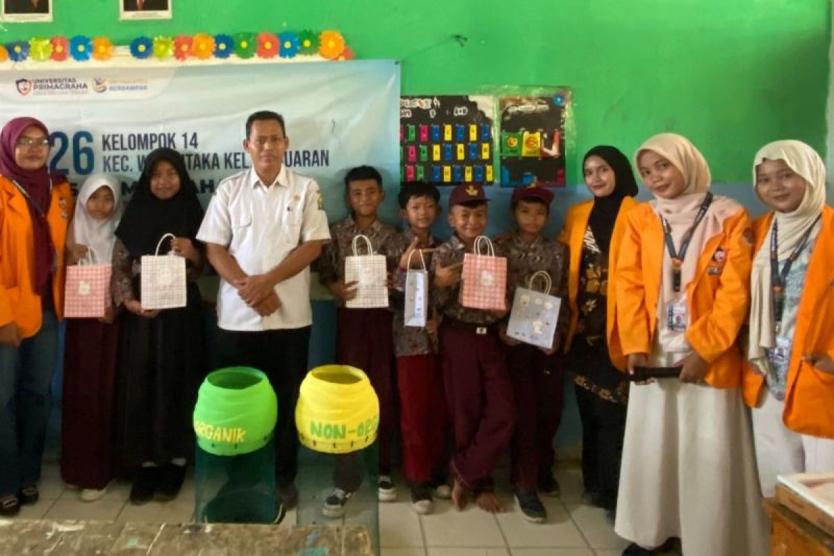 Mahasiswa Universitas Primagraha Edukasi Pemilahan Sampah di SDN Pabuaran Serang, Dukung Program Serang Bersih