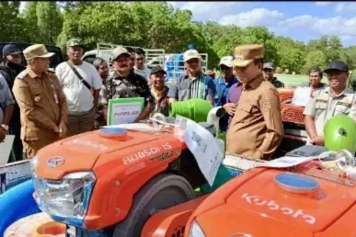 Pemkab Konawe Selatan Salurkan 70 Pompa Air ke Kelompok Tani, Antisipasi Kekeringan di Lahan Sawah