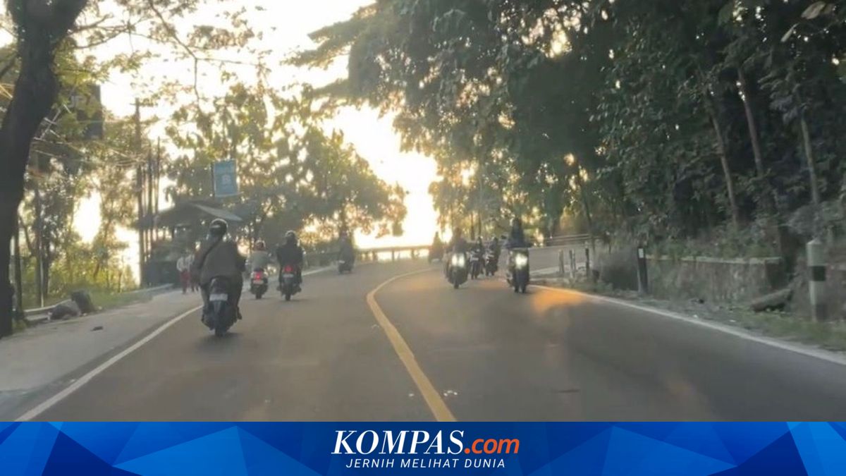 Truk Tronton Pengangkut Batu Putih Giling Terguling di Tikungan Bokong Semar Bantul, Sopir dan Penumpang Luka