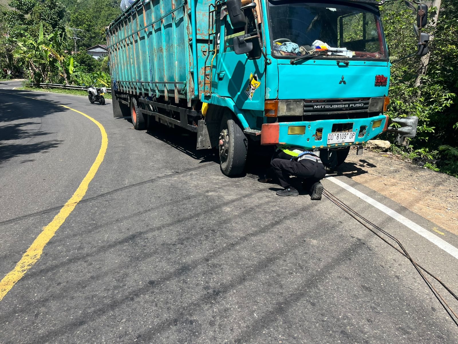 Sat PJR Polda Sulbar Atasi Mobil Mogok di Tanjakan Ampallas, Polantas Juga Kawal Anak Sekolah di Mamuju