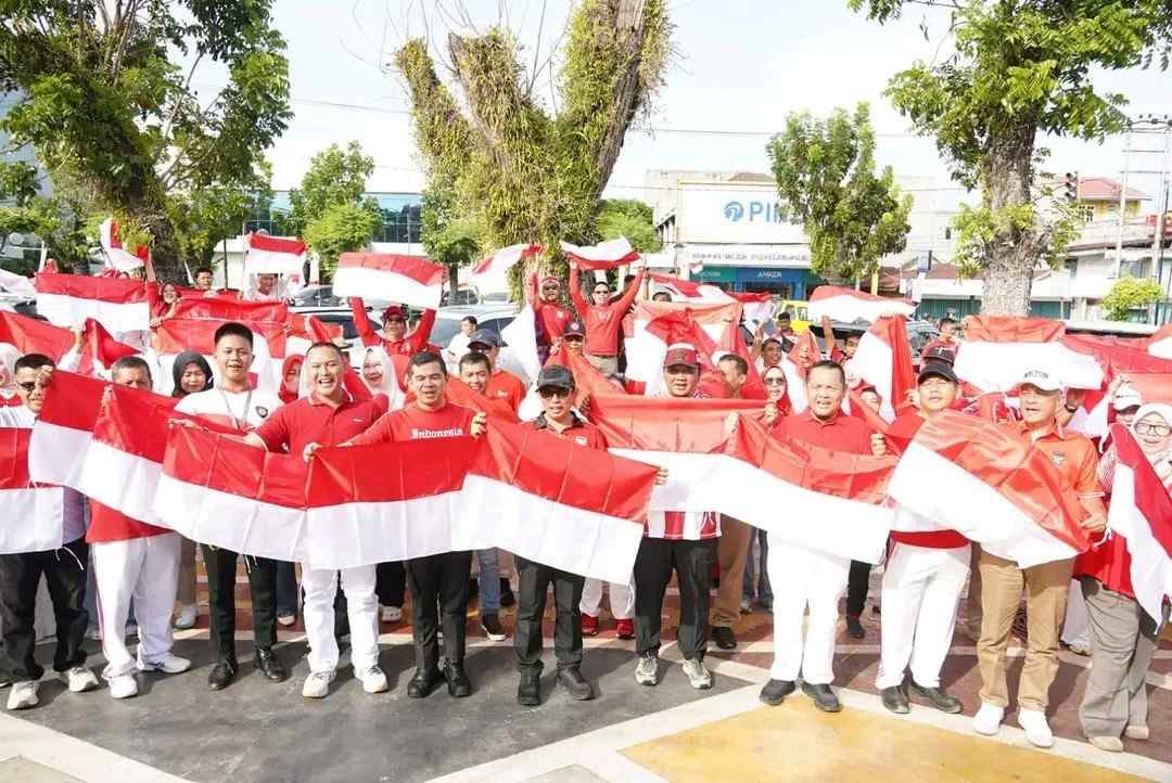 Wali Kota Bengkulu Bagikan 5.000 Bendera Merah Putih, Instruksi Camat dan Lurah Ganti Bendera Lusuh di Kantor