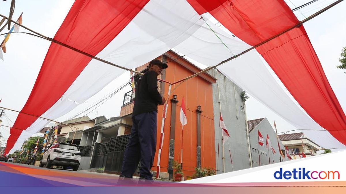 Gapura 184 Galon Air Mineral dan Kain Merah Putih 400 Meter Meriahkan HUT ke-81 RI di Tangerang
