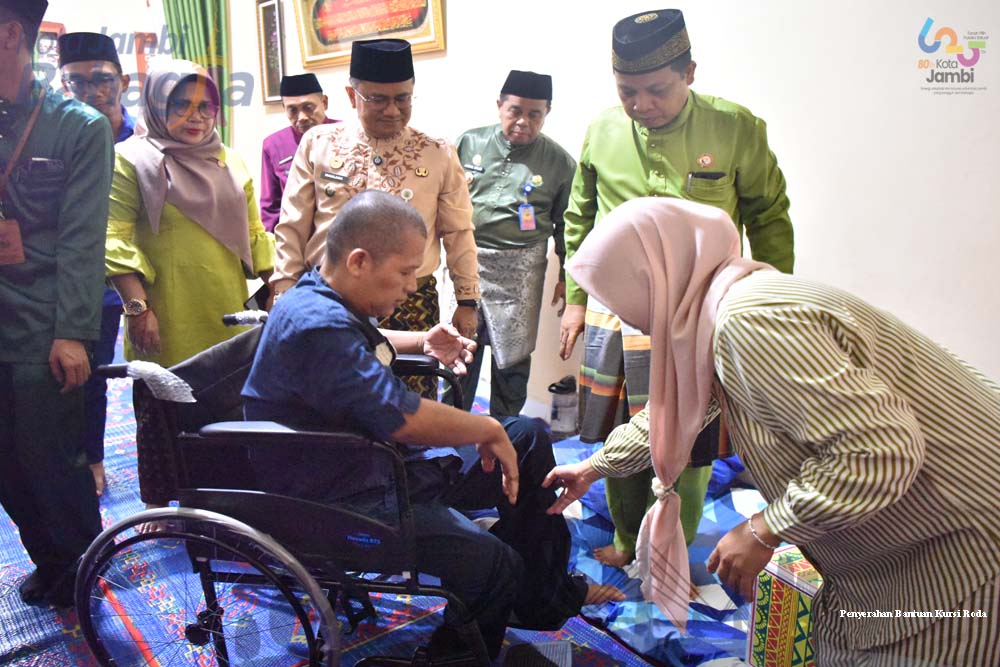 Wali Kota Jambi Maulana Serahkan Kursi Roda ke Warga Stroke di Paal Merah, BPJS Langsung Diaktifkan 1x24 Jam