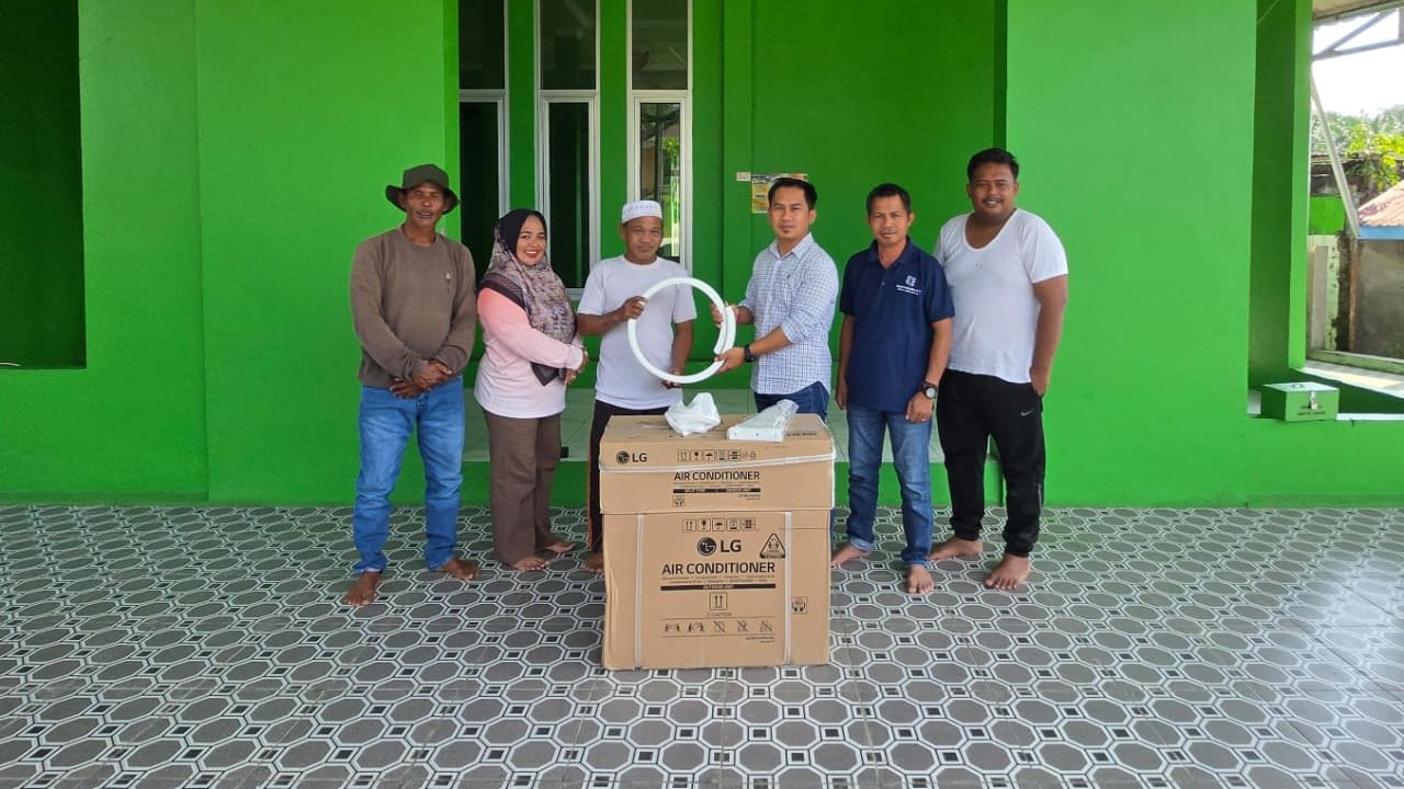 PT Waru Kaltim Plantation Pasang Pendingin Ruangan di Masjid Baitul Rahim Desa Api Api, Kades Sarinah Ucapkan Terima Kasih