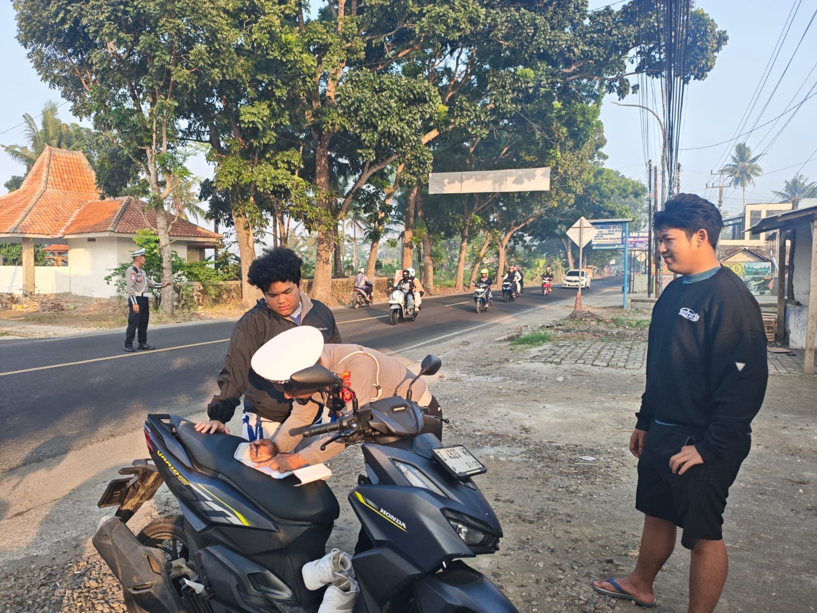 Satlantas Polres Pangandaran Gencarkan Peneguran Humanis ke Pengendara Motor, Imbau Utamakan Helm SNI