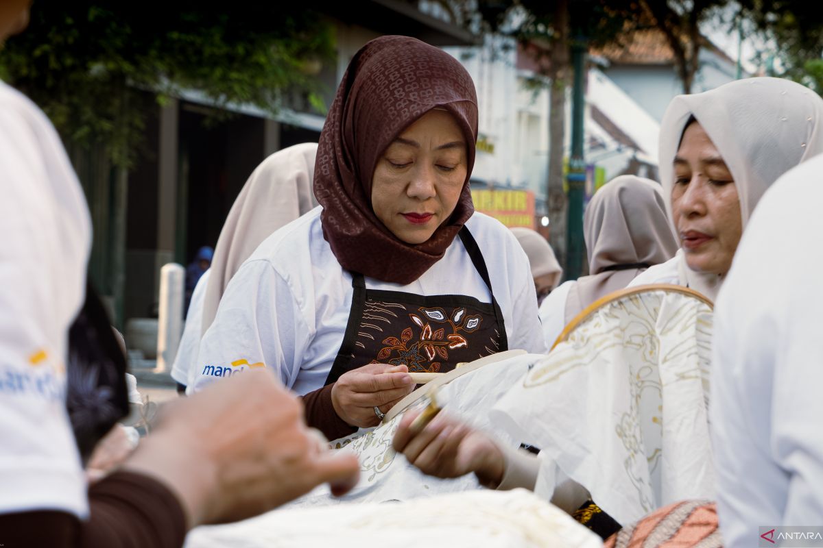 1.001 Pembatik Ramaikan Malioboro, Peringati Hari Batik Nasional dan HUT ke-270 Yogyakarta