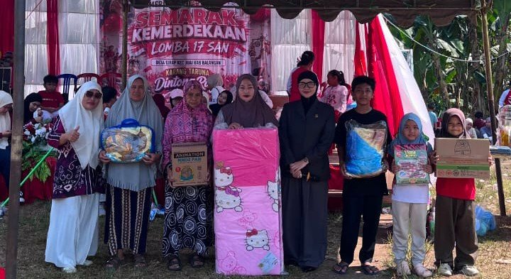Nor Sita Maulida Bagikan Hadiah dan Cabut Kupon Undian di Puncak HUT RI ke-81 Desa Sirap, Balangan