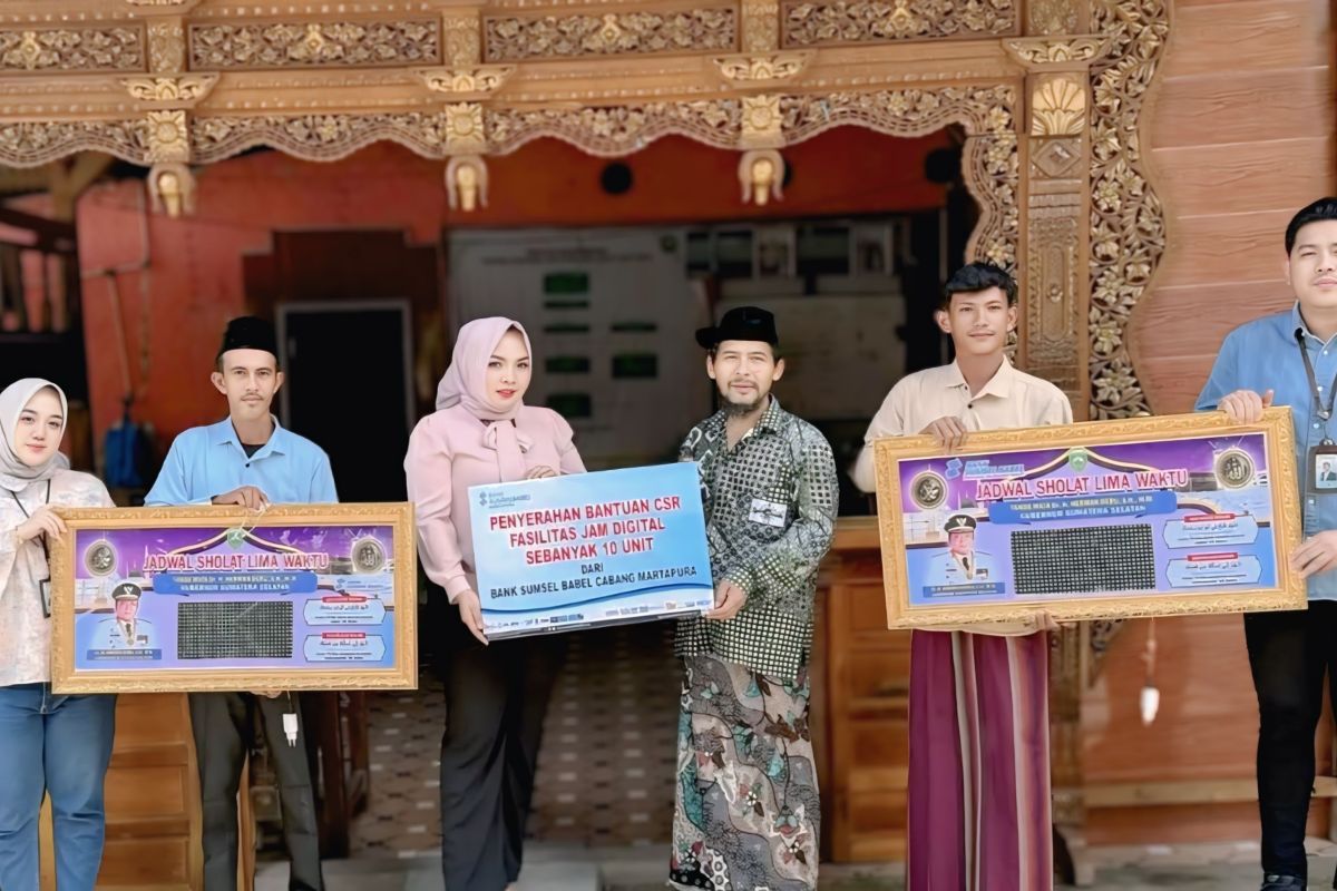 BSB Salurkan 10 Jam Digital ke Ponpes Wali Songo OKU Timur, Bangun Kedisiplinan Santri