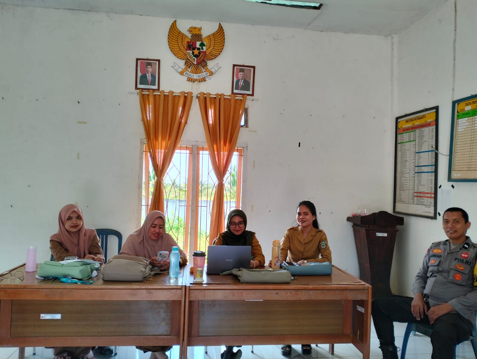 Bhabinkamtibmas Polsek Topoyo Sambangi Kantor Desa Bambamanurung, Perkuat Sinergi Jaga Kondusivitas Wilayah