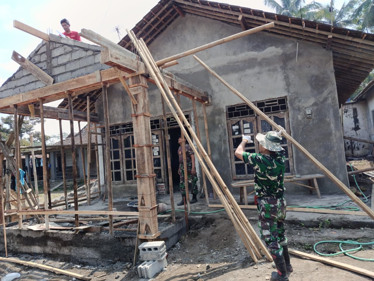 Satgas TMMD dan Warga Kerja Bakti Siapkan Reng Bambu untuk Rehabilitasi Rumah Bapak Paidi di Tengaran