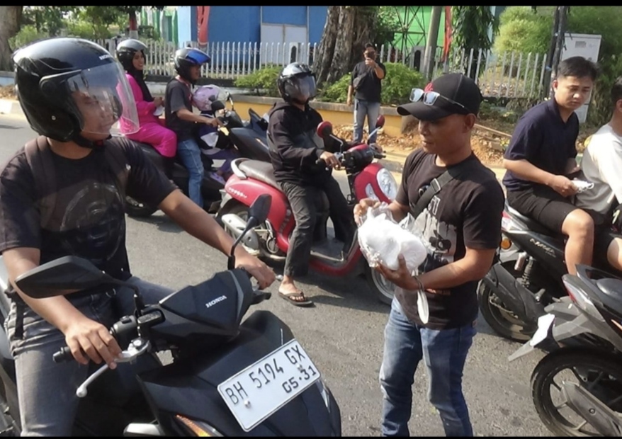 IJTI Jambi Bagikan Ribuan Masker Gratis ke Pengguna Jalan, Antisipasi Dampak Kabut Asap Karhutla