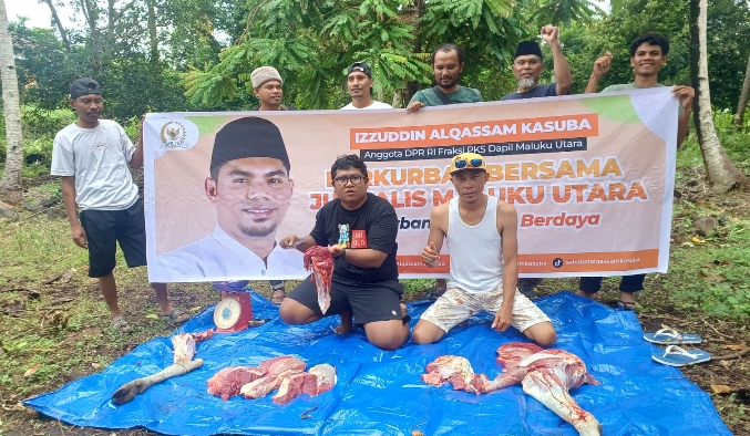 Anggota DPR RI Izzuddin Alqasam Kasuba Bagikan Hewan Kurban untuk Puluhan Insan Pers di Ternate, Apresiasi Mengalir
