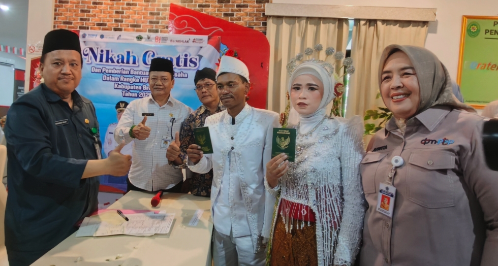 Jelang HUT RI ke-81, 12 Pasangan di Brebes Nikah Gratis di MPP dan Dapat Modal Usaha Rp 2 Juta