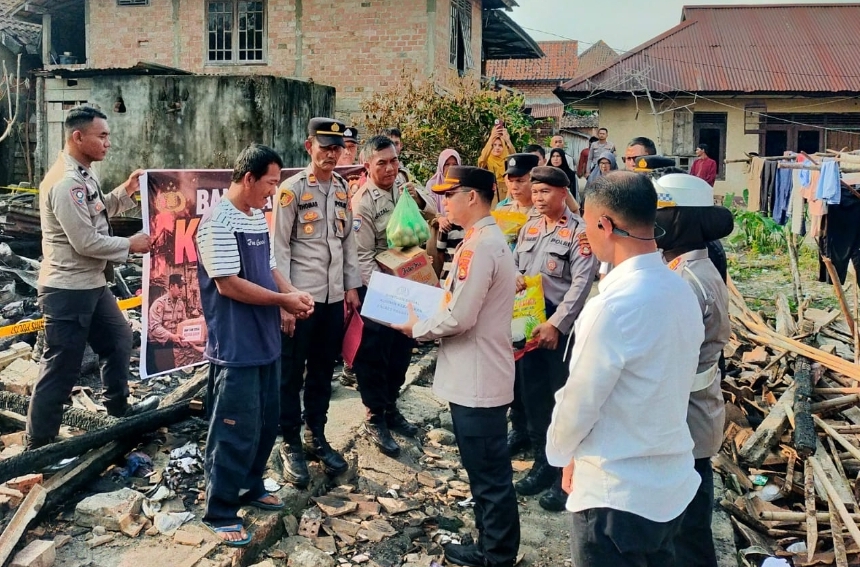 Kapolres Prabumulih AKBP Gunarto Turun Langsung Beri Bantuan ke Korban Kebakaran di Tanjung Telang, Sembako dan Santunan Diserahkan