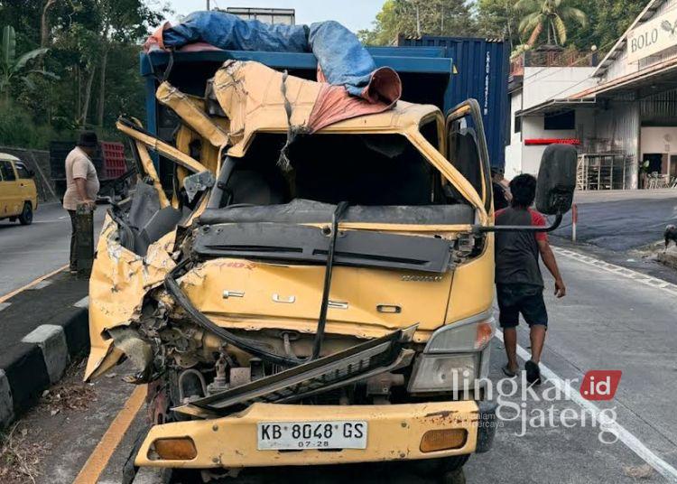 Truk Fuso Tabrak Tronton Parkir di JLS Salatiga, Sopir Asal Demak Alami Luka Sobek di Tangan