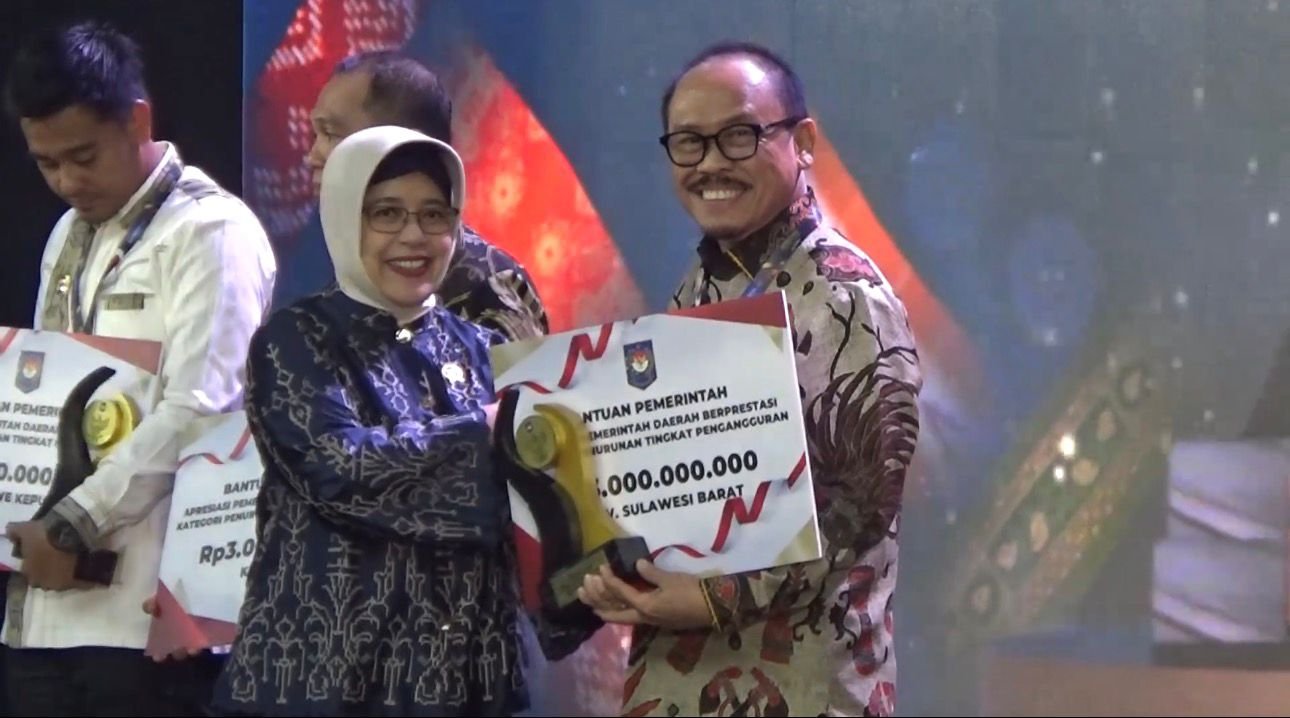 Pemprov Sulbar Raih Penghargaan Terbaik se-Sulawesi dalam Menekan Angka Pengangguran, Gubernur SDK: Ini Anugerah untuk Rakyat