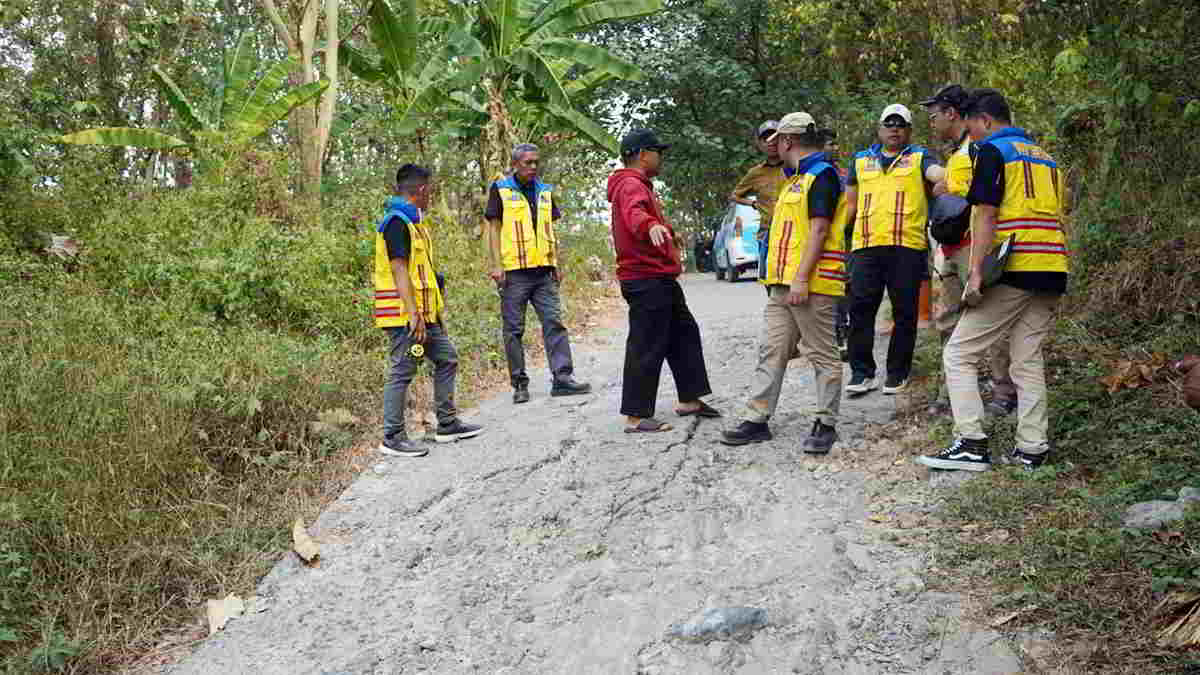 Jalan Haurpapak Sumedang Kembali Ambles, Pemkab Andalkan Bahu Jalan untuk Akses Sementara Mulai Pekan Ini