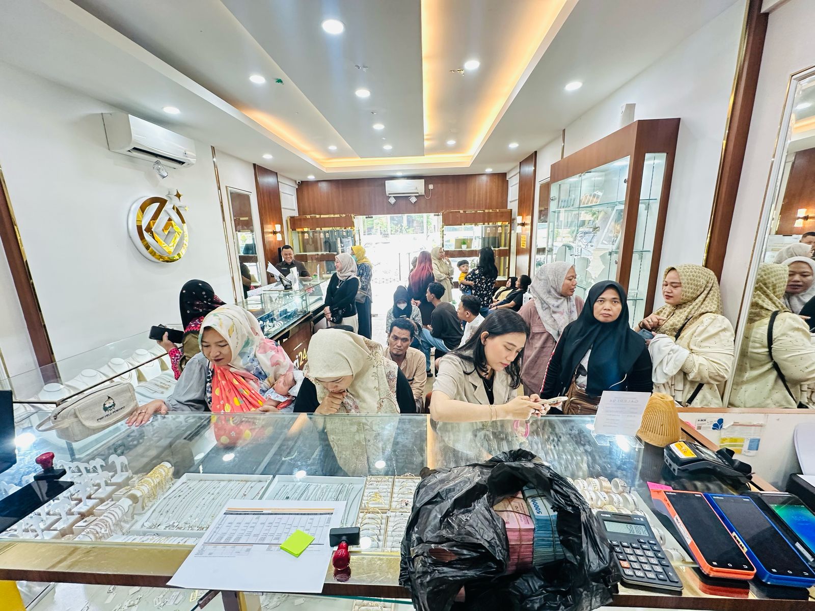 Harga Emas di Palembang Terbelah: Perhiasan Stabil Rp13,7 Juta per Suku, Emas Murni Antam Justru Turun