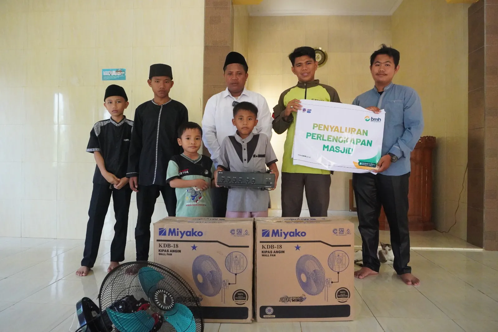 Masjid Hidayatullah Seluma Kembali Kumandangkan Adzan Usai Dapat Bantuan Sound System dan Kipas Angin dari BMH Bengkulu