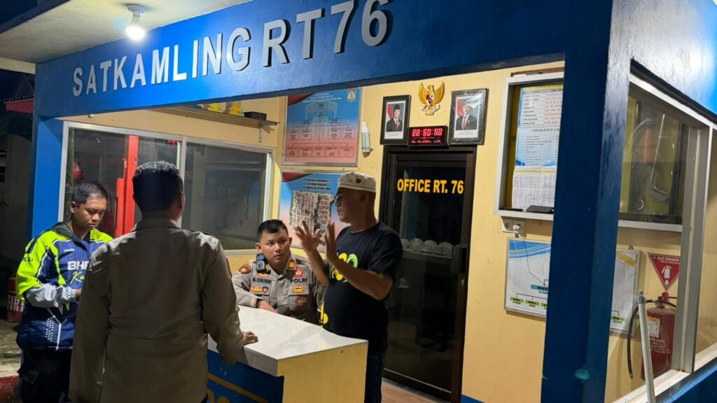 Kapolsek Balikpapan Timur Sambangi Pos Satkamling di Manggar, Minta Warga Selesaikan Masalah Lewat Musyawarah