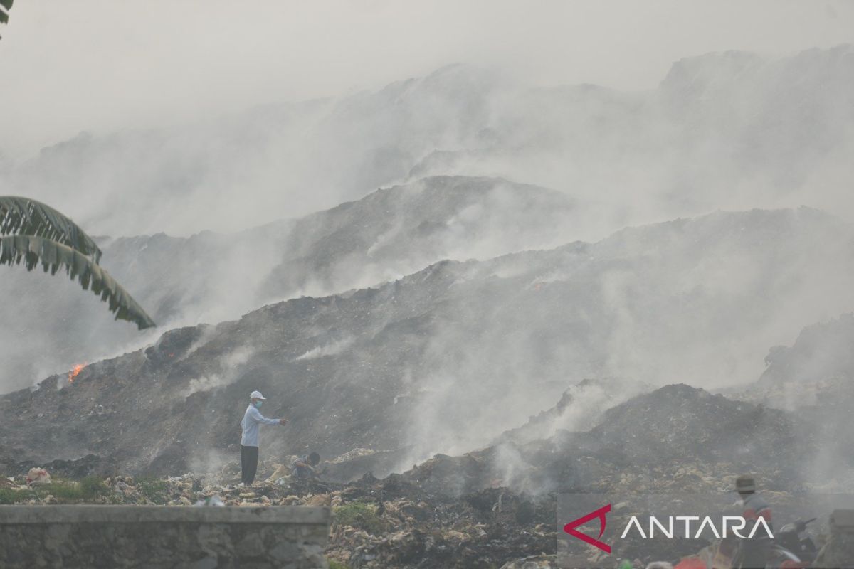BNPB Kerahkan Dua Helikopter Water Bombing dan Siapkan TMC untuk Padamkan Kebakaran 15 Hektare di TPA Jatiwaringin Tangerang