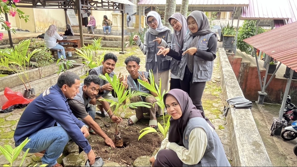 Dies Natalis ke-62 Unkhair, 40 Bibit Pohon Ditanam Mahasiswa KKN FIB di Kampus Gambesi Ternate