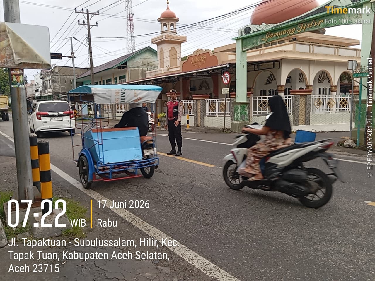 Personel Sat Samapta Polres Aceh Selatan Turun ke 4 Titik Rawan Macet saat Strong Point Pagi, Warga Bersyukur