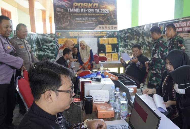 TMMD 129 Bojonegoro di Desa Kesongo: Warga Diajak Urus Administrasi Kependudukan Lewat Aplikasi Panah Srikandi