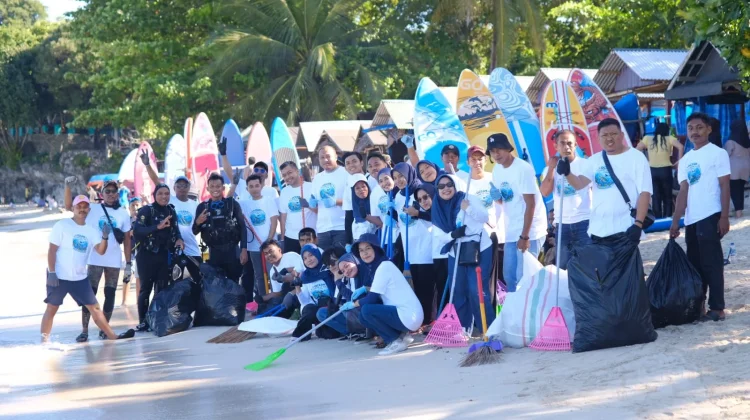 ASDP Baubau Kumpulkan 472 Kilogram Sampah di Pantai Nirwana Saat Peringati Ocean Clean Up Day