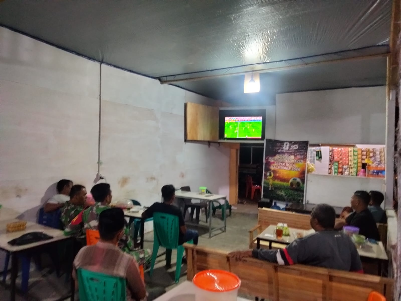 Nobar Piala Dunia 2026 di Makodim Aceh Selatan, Puluhan Warga dan Prajurit TNI Duduk Bersama Saksikan Laga