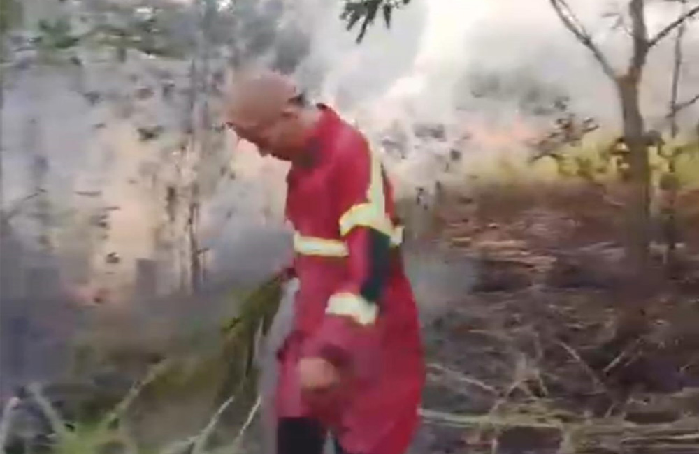 Kebakaran Lahan di Kelurahan Surabaya dan Bentiring, Damkar Kota Bengkulu Padamkan Api Secara Manual karena Akses Jalan Sulit