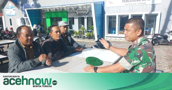 Babinsa Koramil 01/Lut Tawar Komsos dengan Tokoh Masyarakat di Desa Merah Mersah, Ciptakan Kondusivitas Wilayah