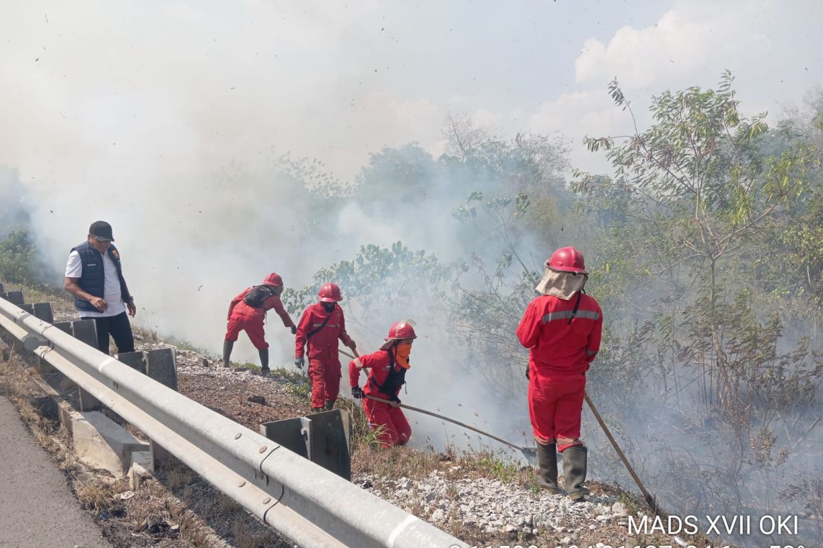 Asap Karhutla Kembali Selimuti Tol Kayuagung-Palembang KM 356, Manggala Agni Kerahkan Personel ke Lokasi