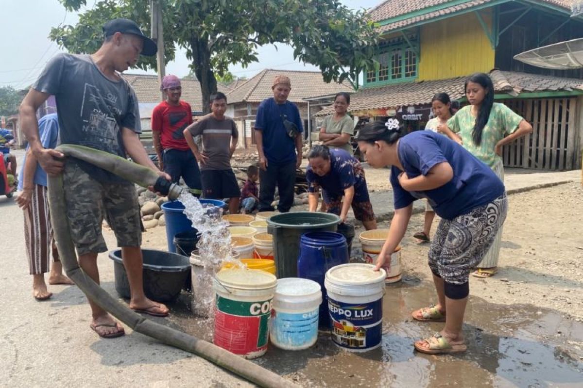 PLTU Banjarsari Suplai 30.000 Liter Air Bersih per Hari untuk Warga Lahat yang Kekeringan