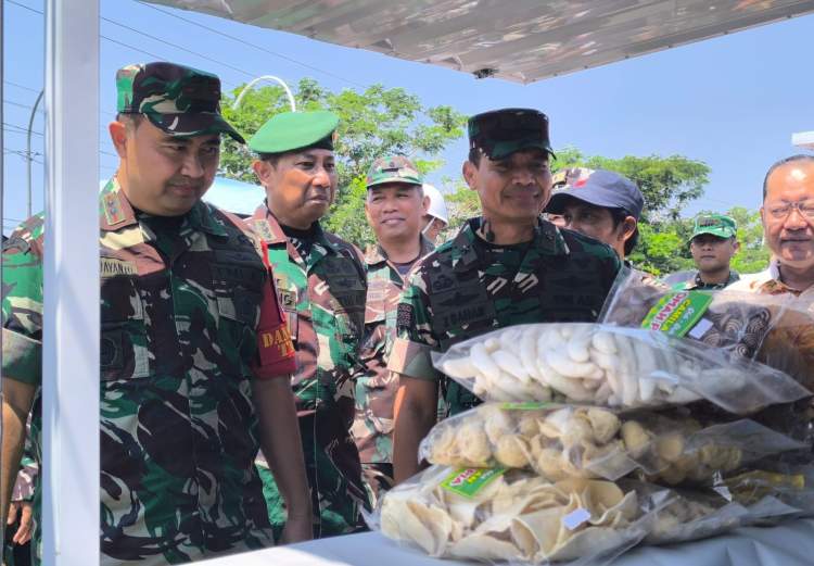 Kasdam V/Brawijaya Tinjau Booth Kontainer UMKM di Desa Kesongo, TMMD 129 Bojonegoro Tak Hanya Bangun Jalan