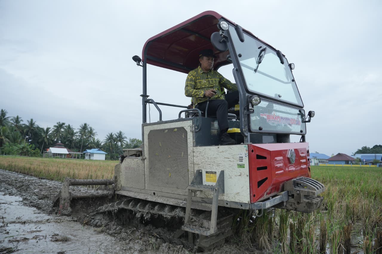 Usai Rapat CSR, Bupati Morowali Iksan Baharudin Uji Coba Rotavator di Sawah Witaponda