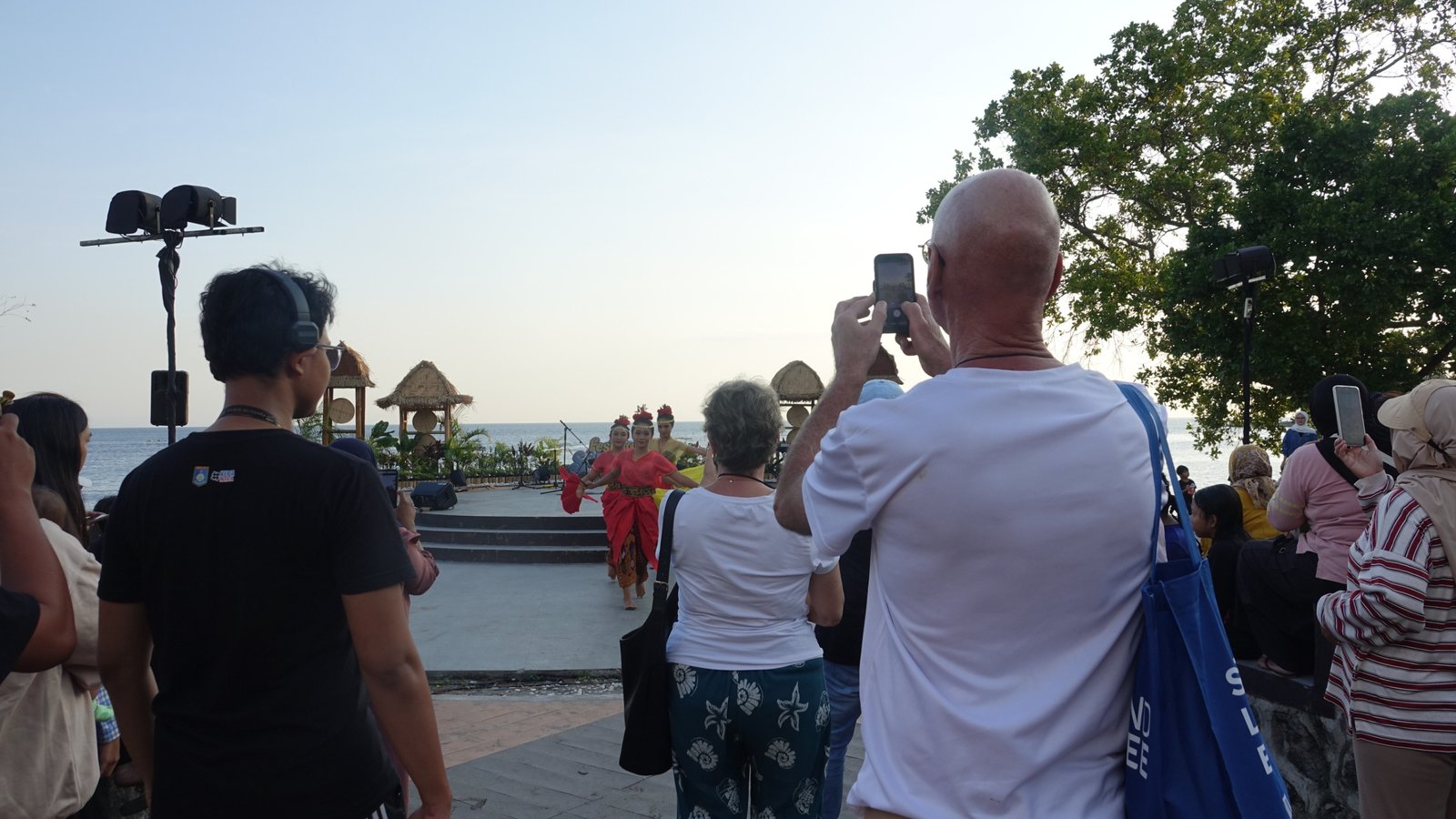 Festival Senggigi 2026 Resmi Dibuka di Amfiteater Pasar Seni, Wisatawan Asing Saksikan Pekan Kesenian Perdana Lombok Barat