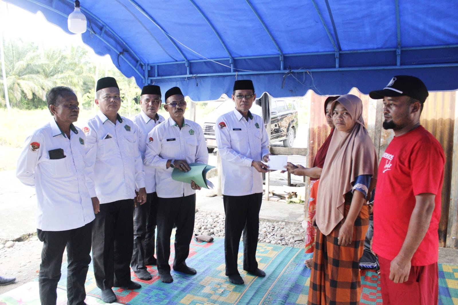 Kemenag Aceh Tenggara Serahkan Bantuan ke Siswi MTsN 2 dan MTsN Jongar Korban Kebakaran, Begini Pesan Kakankemenag